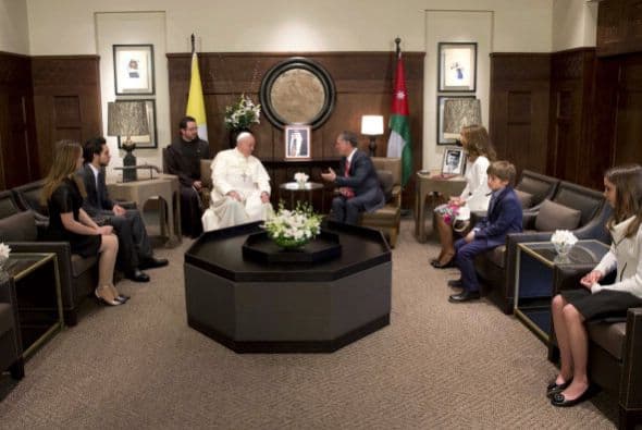 La recepción del papa Francisco por parte del rey de Jordania y su esposa.