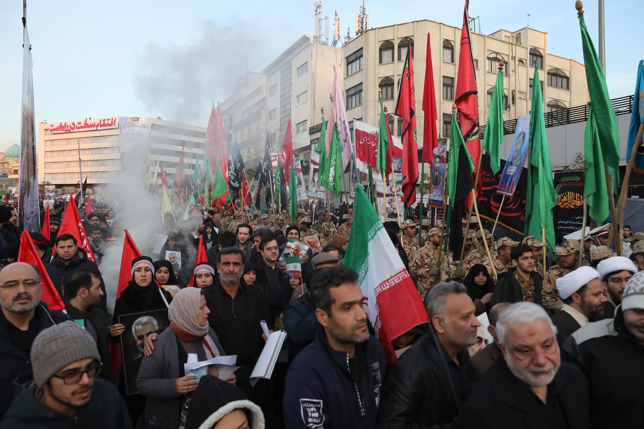 La multitud compacta y vestida de negro cubría no apenas las zonas aledañas a la Universidad sino que también se extendía por las avenidas Enghelab ("Revolución" en persa) y Azadi ("Libertad"), por donde desfilaban con banderas rojas -en referencia a la sangre de los "mártires"- o iraníes. También era posible ver banderas libanesas e iraquíes.