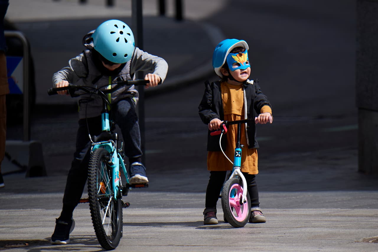 Recuerda la importancia de usar un casco para andar en bicicleta y realizar otros deportes sobre ruedas. Este es el dispositivo de seguridad más efectivo para reducir las lesiones cerebrales.