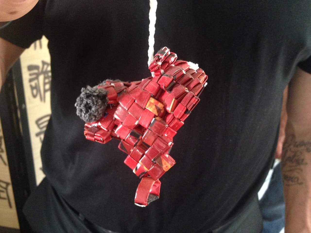 Con artesanías hechas con bolsas de Doritos ocupan su tiempo los detenidos en cárceles de 'La Migra'