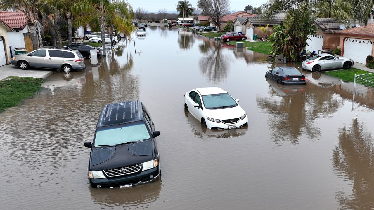 Qué hacer si vas manejando y tu automóvil queda atrapado en una zona inundada