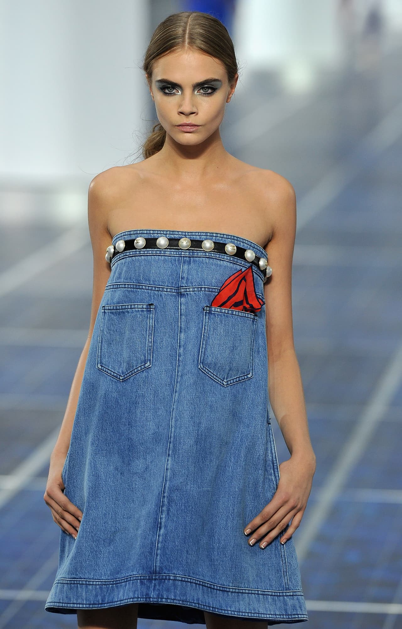 Cara Delevigne modeló para Chanel este vestido hace dos años. La firma francesa siempre está a la vanguardia.