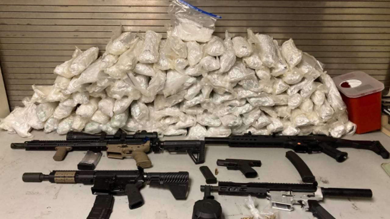 Cuatro arrestados acusados de tráfico de drogas y armas que involucran a un bebé