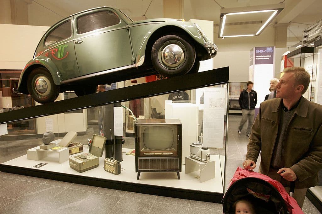 <b>Toyota y Volkswagen</b>, suspendieron su producción en Rusia "hasta nueva orden" se anunció en marzo.
<b>Ford</b> también suspendió sus operaciones en Rusia y recordó que ha ido reduciendo su presencia en ese país en los últimos años. También subrayó que tiene un gran número de trabajadores ucranianos en todo el mundo.