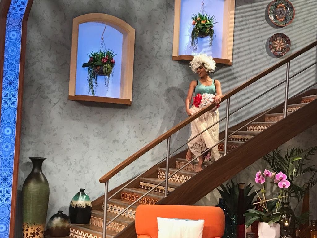 Y parece que se le cumplió, ¿quién es esa bella que baja las escaleras?