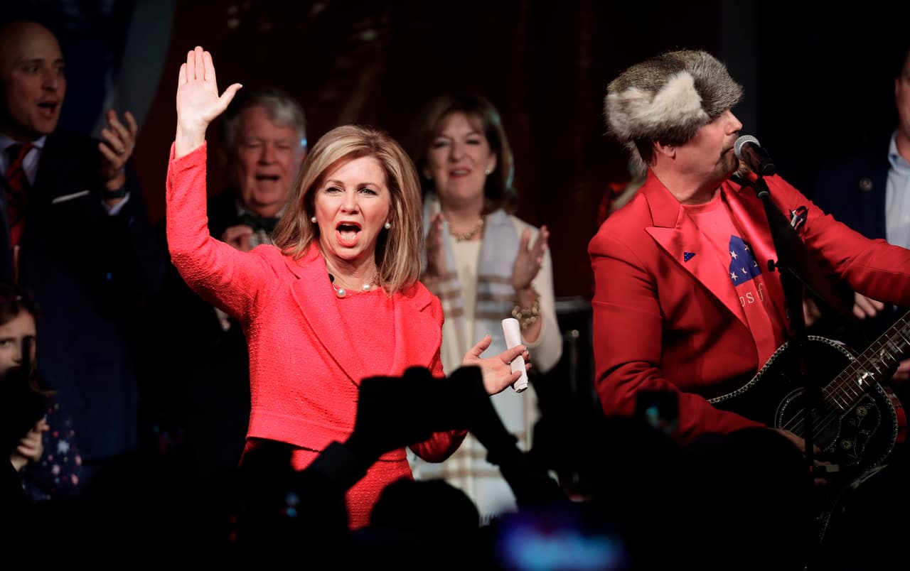 La republicana
<b>Marsha Blackburn </b>venció al exgobernador demócrata Phil Bredesen y es la primera mujer en representar al estado de Tennessee en la Cámara de Representantes. Ocupará el escaño dejado por el republicano moderado Bob Corker quien se retiró el año pasado después de haber criticado varias veces al presidente Donald Trump.