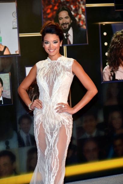 La modelo y actriz lució un vestido blanco con transparencias.
