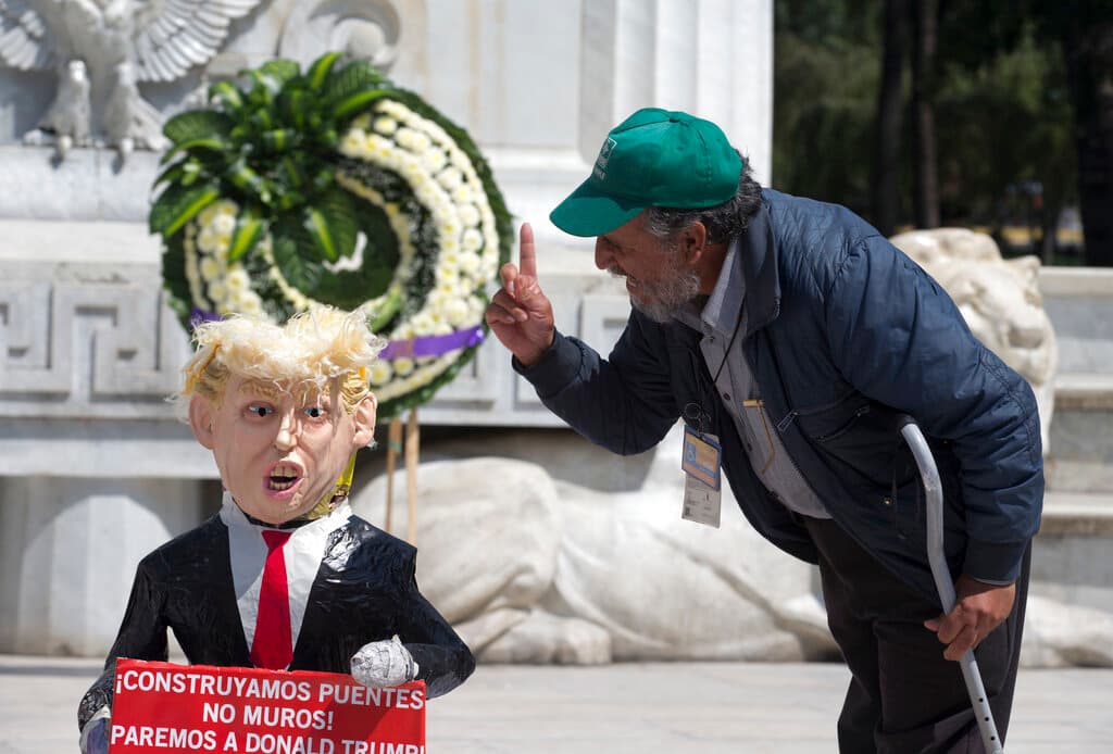 Un hombre le grita a una piñata que representa al entonces candidato presidencial republicano estadounidense Donald Trump en la Ciudad de México, el miércoles 12 de octubre de 2016. Un pequeño grupo de manifestantes protestó contra Trump y procedió a romper y quemar la piñata.