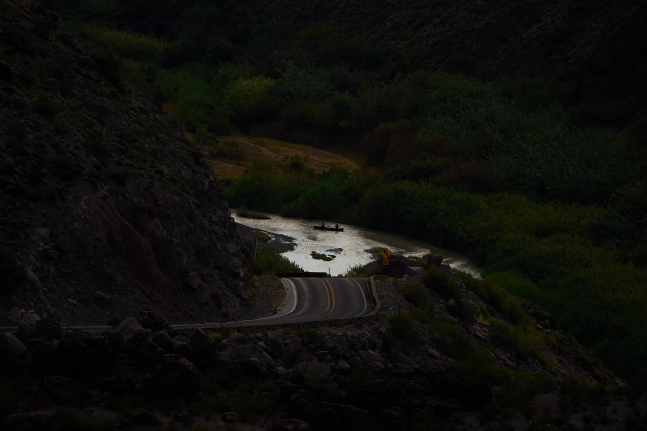 Varias personas navegan en canoa por el río Grande, en la frontera entre Estados Unidos y México, en el Parque Estatal Big Bend Ranch, el jueves 24 de septiembre de 2026, cerca de Redford, Texas.