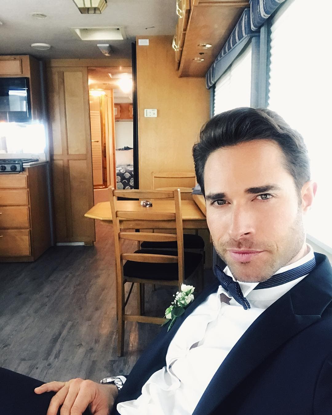 La popularidad de
<b><a href="http://www.univision.com/temas/eiza-gonzalez">Sebastián</a></b> ha subido como la espuma, consiguiendo tres papeles protagónicos después de este melodrama, 'Lo que la vida me robó', 'Tres veces Ana' y actualmente graba 'Papá a toda madre' en donde también lleva el rol principal.