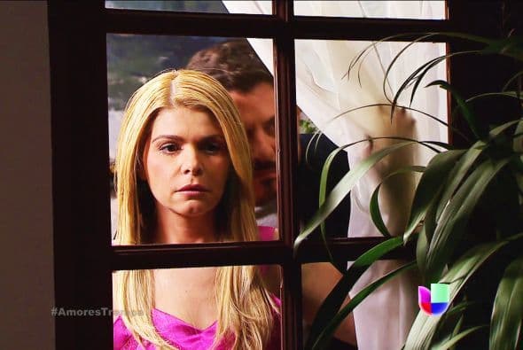 Santiago no la dejaba en paz y la orillaba a cumplir con su malévolo plan.