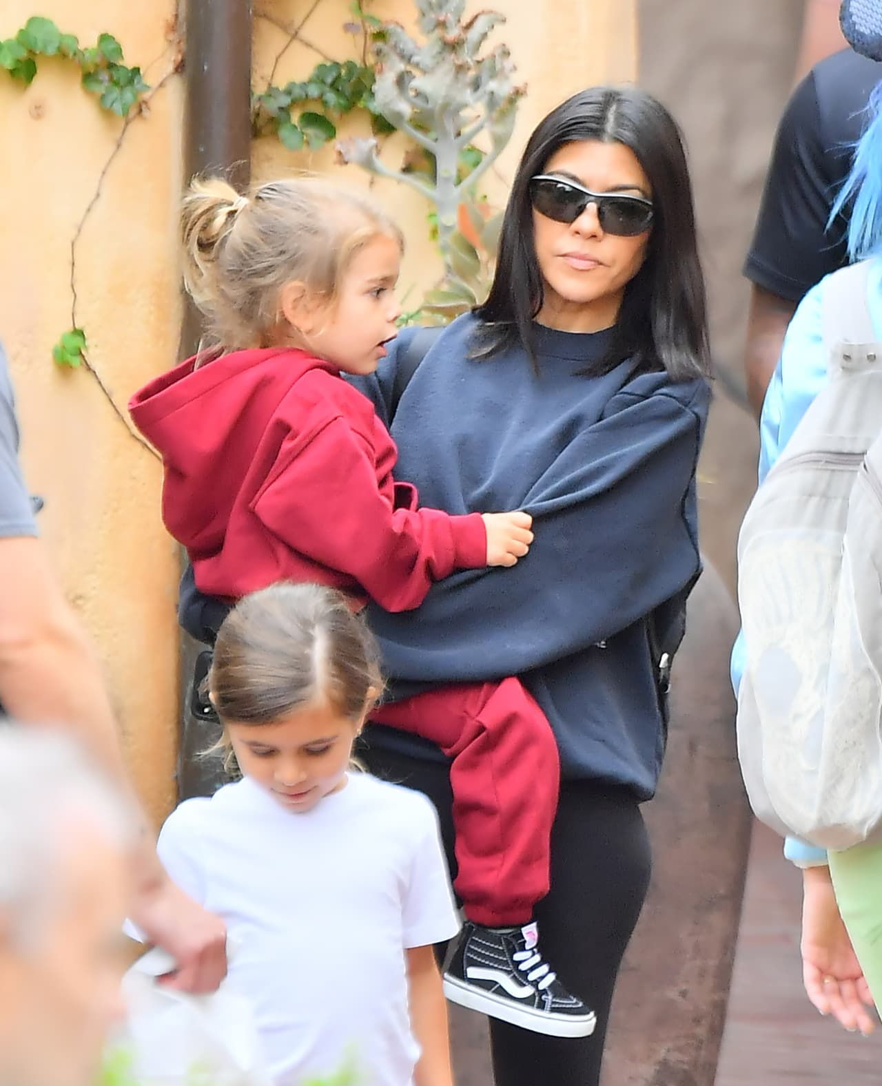 Aunque contaron con ayuda de dos nanas, Kourtney Kardashian fue quien cargó a Reign, el menor de sus tres hijos.