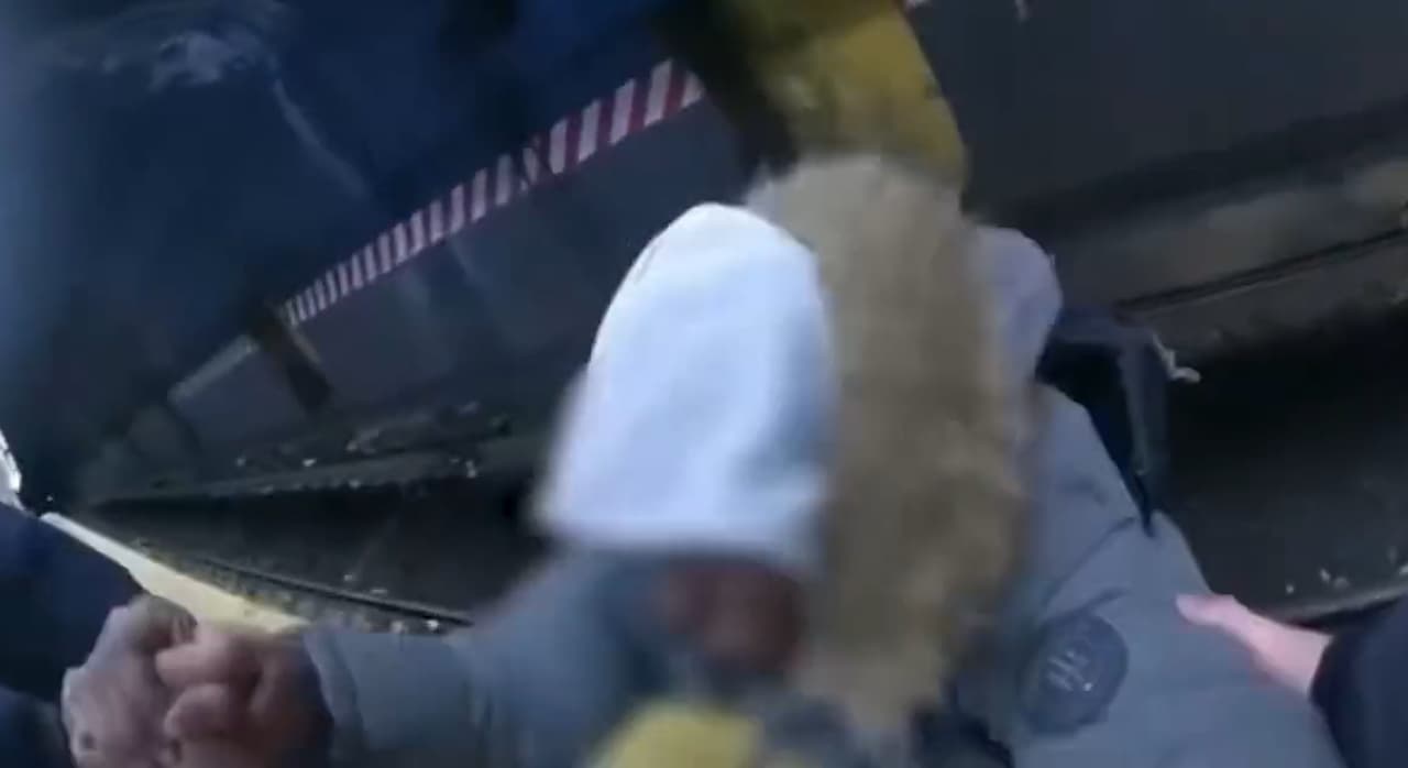 Policías de Nueva York rescatan a hombre que cayó a vías del subway en Brooklyn