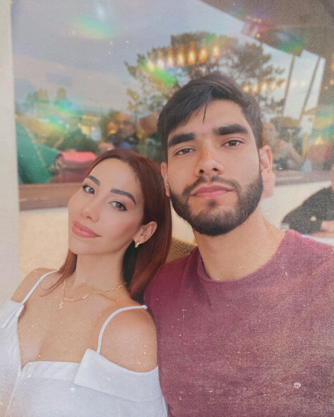 Los jóvenes aprovechan las redes para enviarse melosas dedicatorias y sus seguidores los llenan de mensajes en la caja de comentarios como “son muy pareja favorita” o “qué hermosos”.