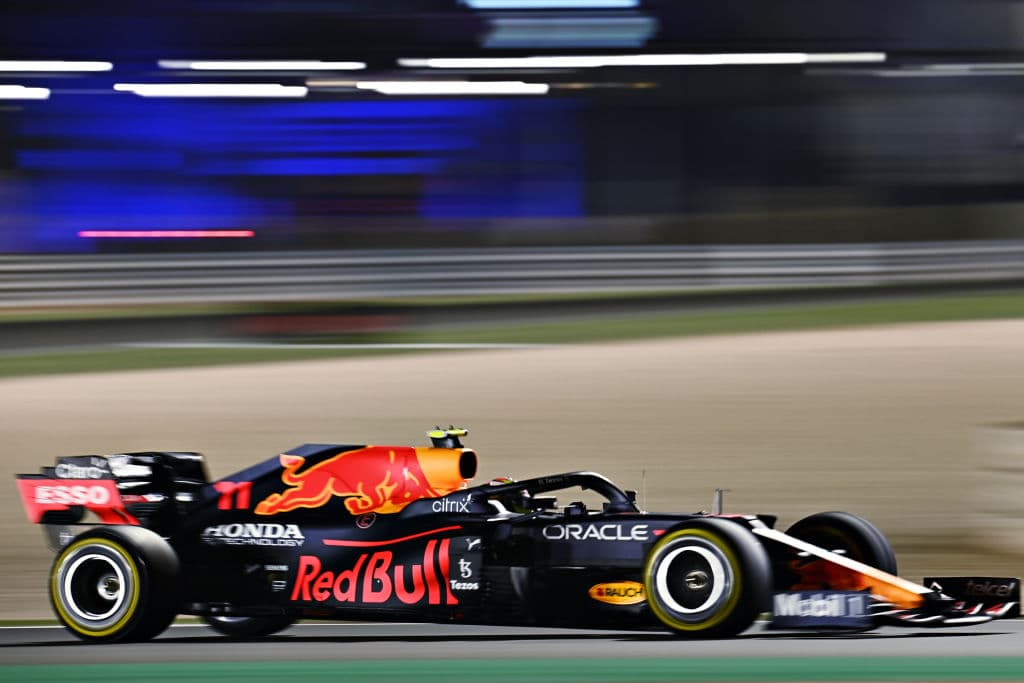 Lewis Hamilton y Mercedes Benz se llevan el Gran Premio de Qatar. El piloto británico logra superarlos y quedarse en la primera posición y por buen tiempo, seguido de Max Verstappen de Red Bull y, en esta ocasión, el español Fernando Alonso le rebató el tercer lugar a Sergio Pérez, quien se vio forzado a hacer doble parada y perder podio.