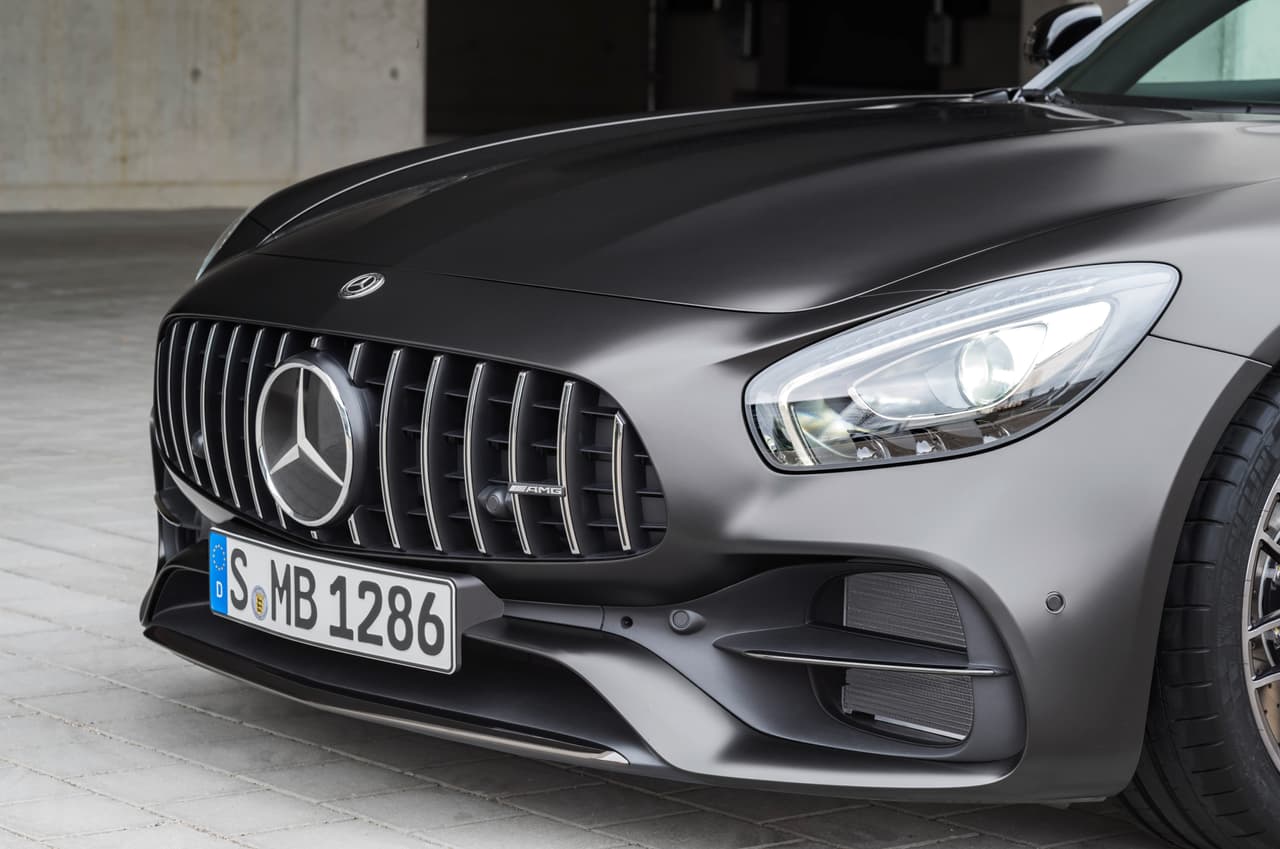 Las primeras unidades del GT C Coupé formarán parte de la edición limitada ‘Edition 50’ para marcar los primeros 50 años de AMG. 
<b>A Estados Unidos sólo llegarán 50 unidades del Mercedes-AMG GT C Roadster y 50 unidades del Mercedes-AMG GT C Coupe</b>. Todos los modelos ‘Edition 50’ estarán pintados con el color gris grafito magno cromo negro el los apliques laterales, los difusores delanteros y en las entradas de aire de la parilla panamericana. 
<br>