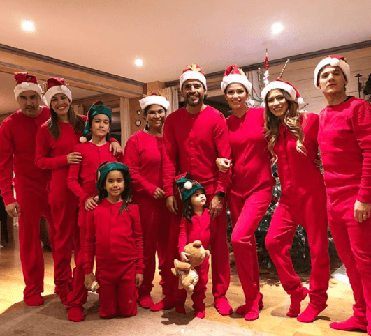 El 25 de diciembre, su cuñada Andrée publicó en su cuenta de Instagram esta foto que solo sus seguidores vieron. En ella saltaba a la luz que Ana Patricia tenía ya una pequeña pancita capaz de delatar el embarazo que ella deseaba mantener en secreto por unos días más.