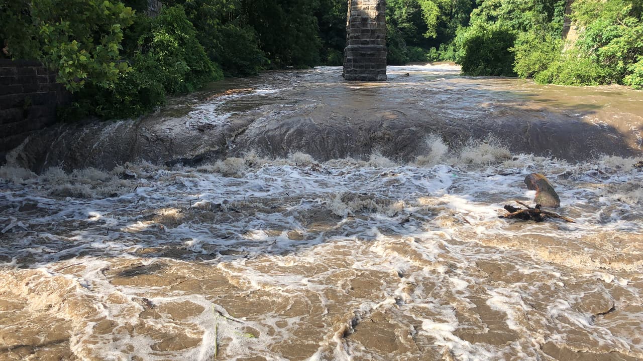 El área del Wissahickon Creek, hacia la desembocadura del río Schuylkill es zona de interés para los funcionarios de manejo de emergencias. 
<br>
<br>Un aviso de inundación costera está en vigor hasta las 8 p.m., con hasta seis pulgadas de inundaciones previstas en áreas bajas a lo largo de la costa de Jersey y las vías fluviales de las mareas. La advertencia incluyó el río Delaware, desde la bahía de Delaware hasta el área del puente Commodore Barry.