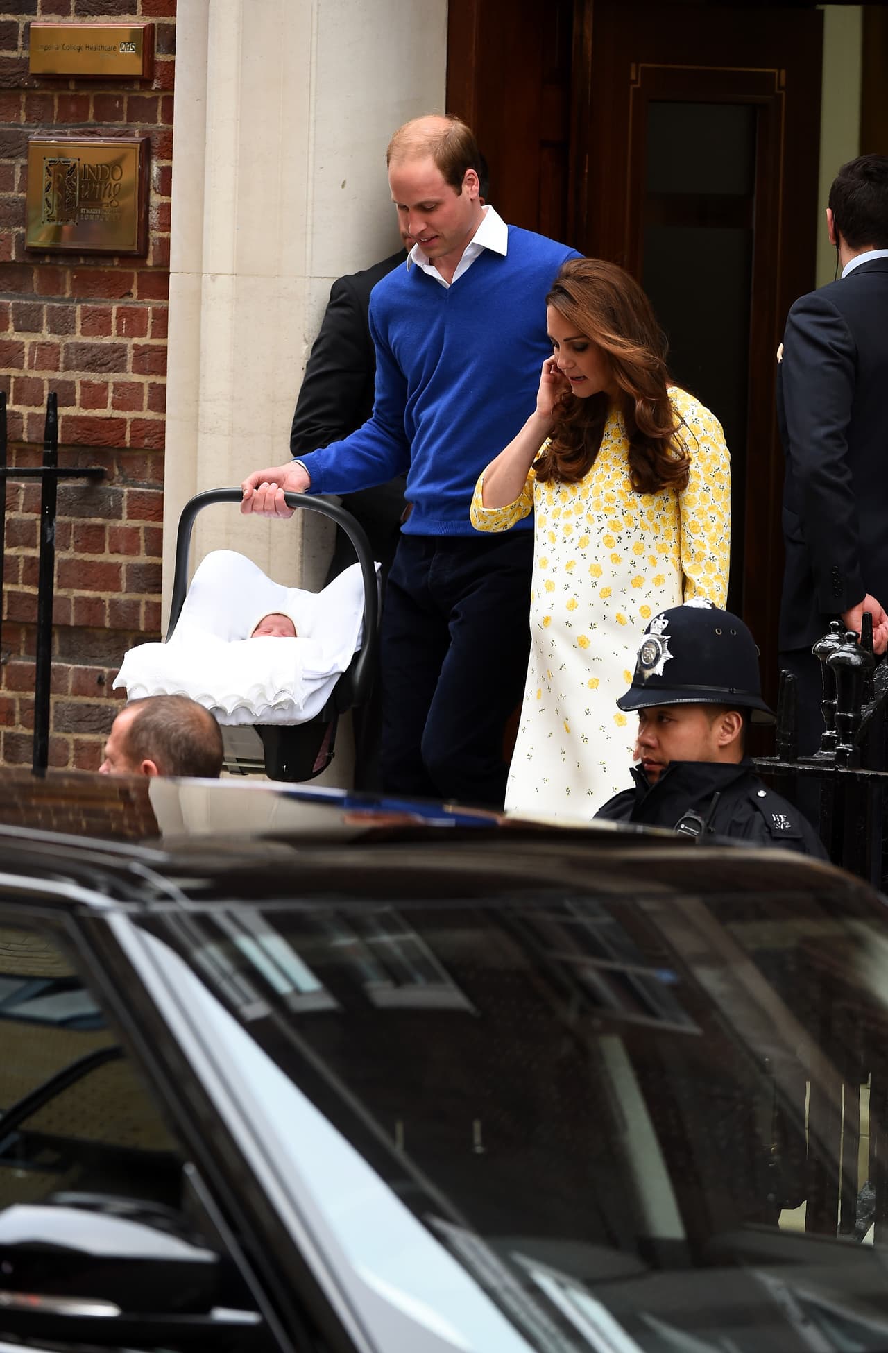 Los Duques de Cambridge saliendo del hospital con Charlotte.