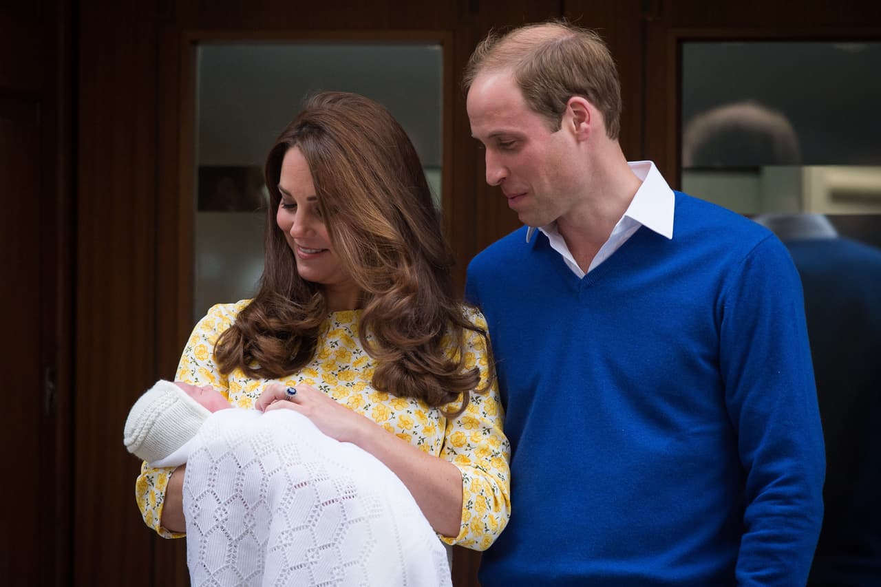 Otro de los temas que tocaron en la charla, fue la tradición de la familia real de 
<b>presentar a sus hijos públicamente</b> en las escaleras del hospital Lindo Wings, a pocas horas de dar a luz, lo cual no es fácil para Kate Middleton.
<br>