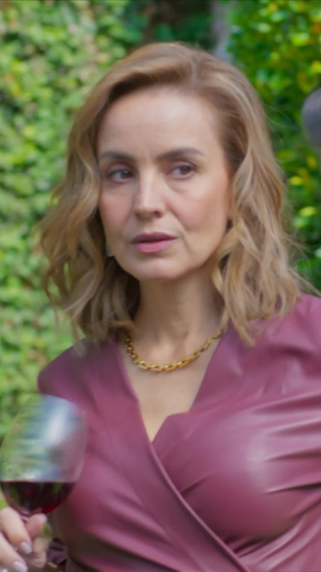 Mariana le miente a Mateo sobre el pedazo de tela y él se da cuenta