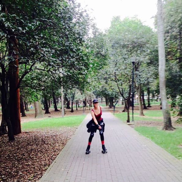 El patinaje sobre ruedas y la natación son dos de sus hobbies.