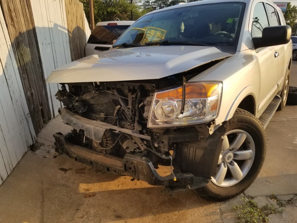 Cámaras de seguridad captaron cuando dos hombres se robaron a la camioneta junto con la perrita. 
<br>
