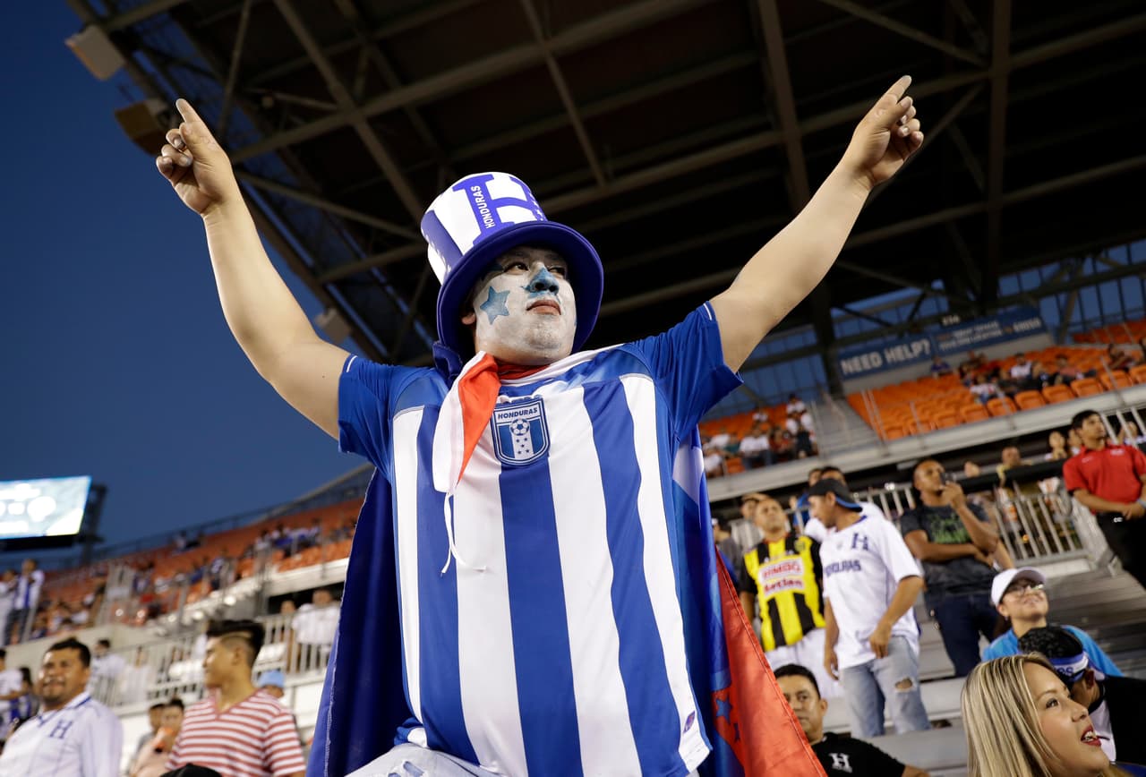 Los catrachos tampoco pudieron anotar y empataron 0-0 con Guayana Francesa en un partido polémico por la alineación del futbolista
<a href="http://www.univision.com/deportes/futbol/copa-oro/concacaf-investigara-alineacion-indebida-de-malouda-con-guayana-francesa">Florent Malouda</a> con los guayaneses a pesar de ya haber jugado con Francia, equipo con quien salió subcampeón en el Mundial de Alemania 2006.