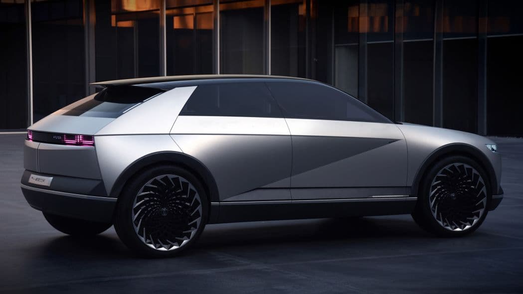 Según 
<a href="https://www.univision.com/carros/marcas-de-carro/hyundai" target="_blank">Hyundai</a>, el 45 EV también se inspira en los aviones de la década de 1920, lo cual a nuestro parecer es menos evidente.