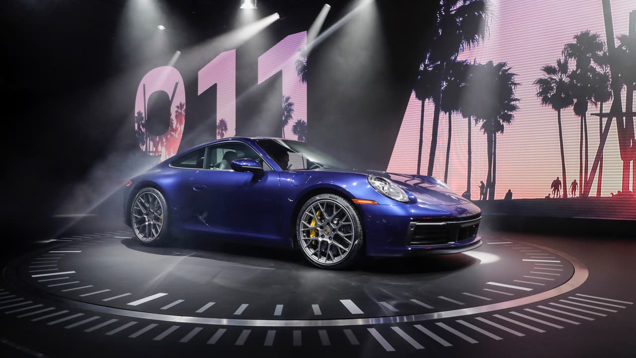 <h3 class="cms-h3-H3">Porsche 911</h3>
<br>No es con frecuencia que Porsche revela un nuevo 911. De hecho esta es solo la octava generación del deportivo alemán en 55 años, a la que quienes quieren aparentar de saber sobre Porsche más que tu se referirán como 992, su nombre clave.