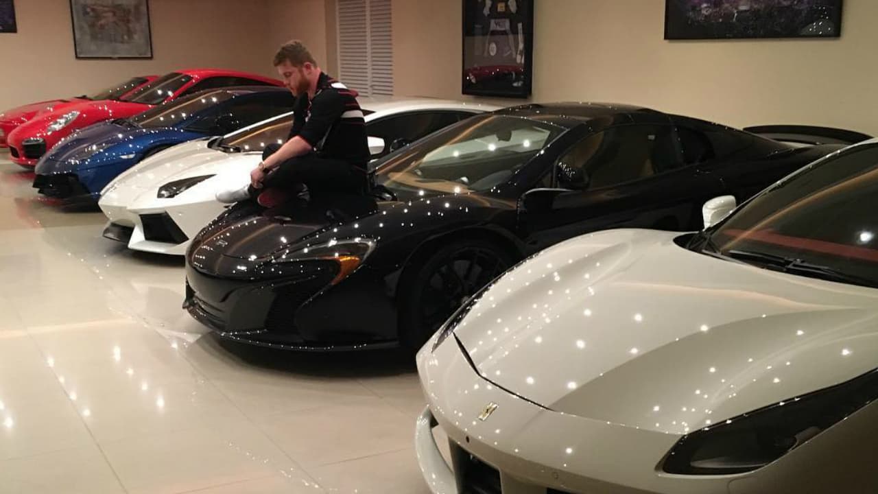 Esas son algunas de las coincidencias entre las colecciones de ambos peleadores. Sin embargo, el Canelo cuenta con otros autos de lujo, deportivos y clásicos entre los que destacan un 
<b><a href="https://www.univision.com/noticias/auto-shows/el-ferrari-458-italia-en-detroit-2011-fotos">Ferrari 458 Italia</a></b>, un 
<b>Ford Shelby GT500, <a href="https://www.univision.com/noticias/porsche/porsche-911-turbo-s-2014-fotos">Porsche 911 Turbo</a></b>, entre otros.