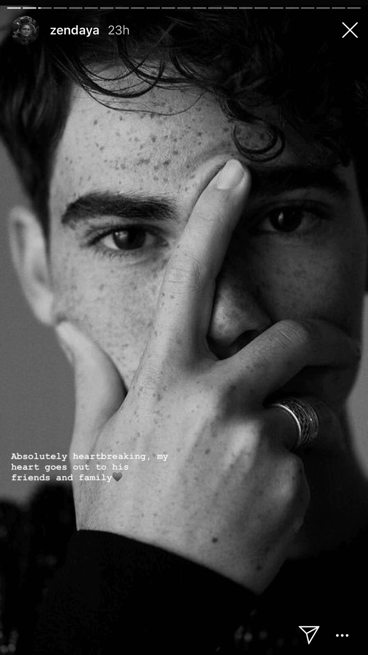 La actriz y cantante
<b><a href="https://www.instagram.com/zendaya/?hl=es-la" target="_blank">Zendaya</a></b> publicó en sus historias de Instagram la siguiente imagen acompañada del texto: "Absolutamente
<b>me parte el corazón</b>. Mi corazón está con sus amigos y familia".
