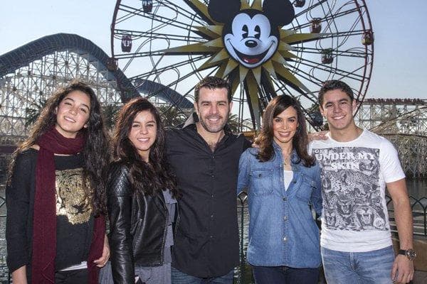 <b>Eduardo Capetillo</b> y 
<b>Bibi Gaytán</b> son padres de cinco hijos: Eduardo Jr., Ana Paula, Alejandra y los gemelos Daniel y Manuel
