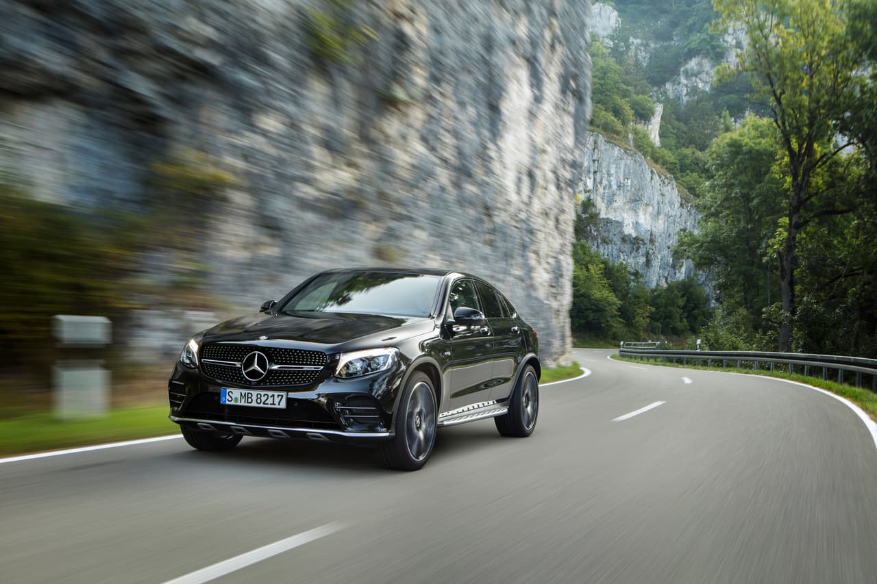 La 
<b>Mercedes-AMG GLC43 Coupe</b> es la más reciente de las camionetas crossover 'coupe' -en referencia a la línea inclinada del techo no al número de puertas- de Mercedes-Benz. La Mercedes-AMG GLC43 Coupe y la Mercedes-Benz GLC300 harán su debut mundial el próximo 28 de septiembre en el Auto Show de Paris.