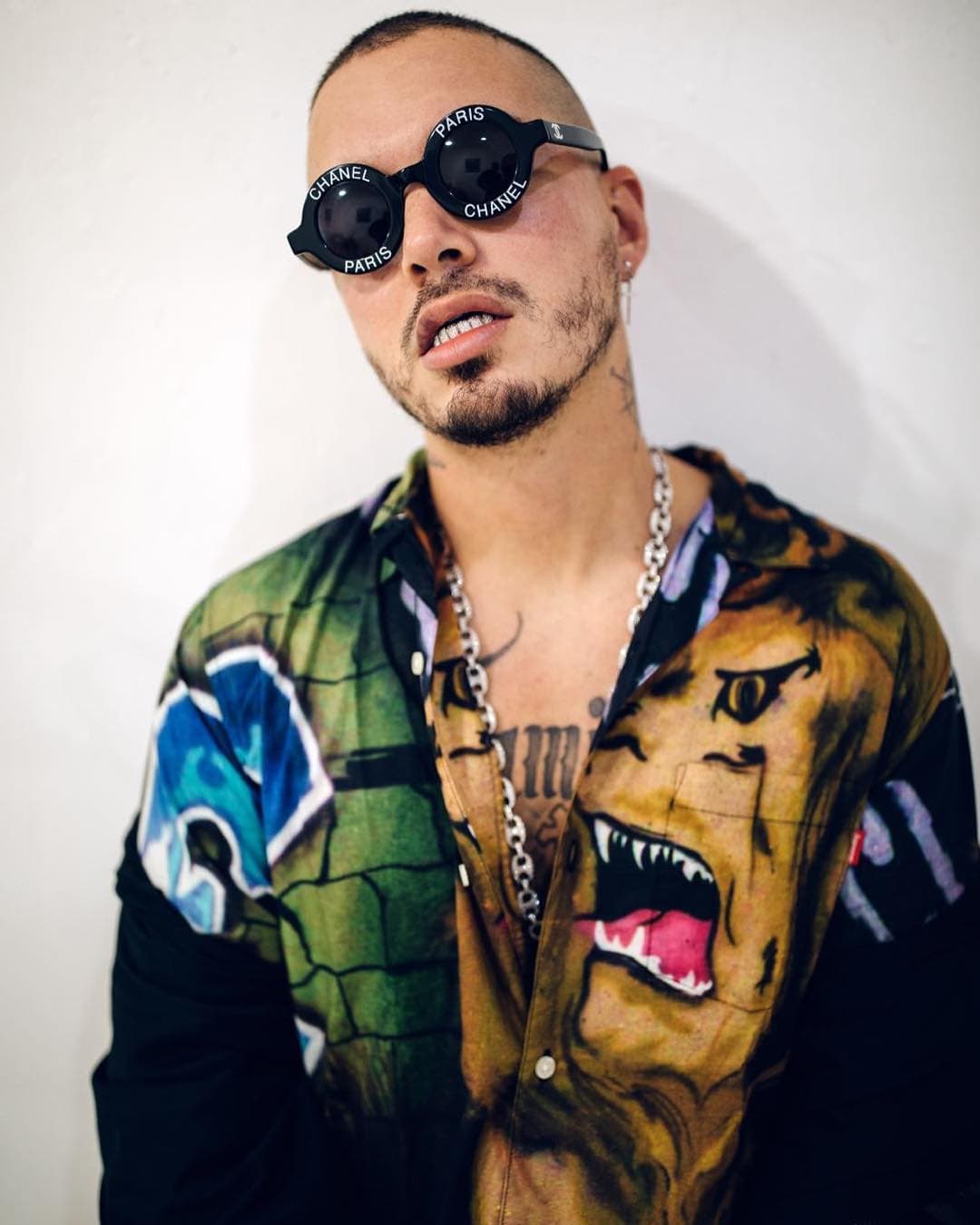 Aunque sus gustos son tan distintos, a veces coinciden. Como con estos Channel, que J Balvin ha presumido tener entre su colección.