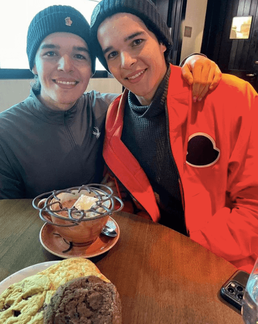 No obstante, tanto José Eduardo como Roberto reciben muchos halagos de sus seguidoras en redes sociales.