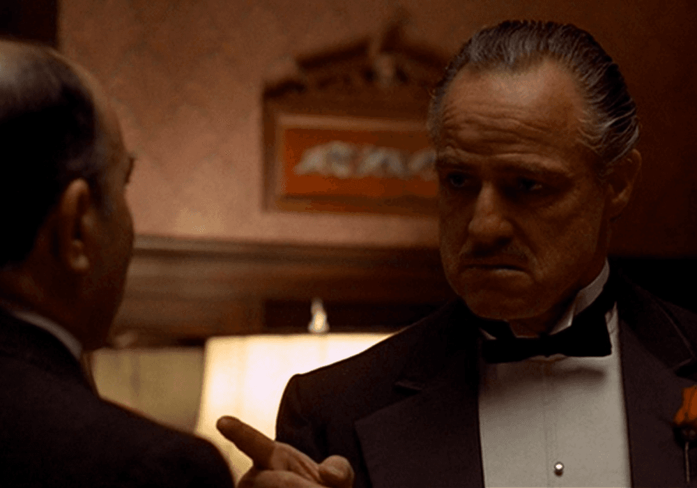 <b>Vito Corleone</b>
<br>
<br>El residente más famoso de Todt Hill no es un mafioso de verdad, aunque sí fue inspirado por varias figuras históricas. El personaje de Vito Corleone fue inmortalizado en la película
<i>The Godfather</i> y el hogar donde reside en la película está ubicado nada menos que en el barrio de Todt Hill. La propiedad recientemente entró al mercado con un costo de $1.27 millones de dólares.