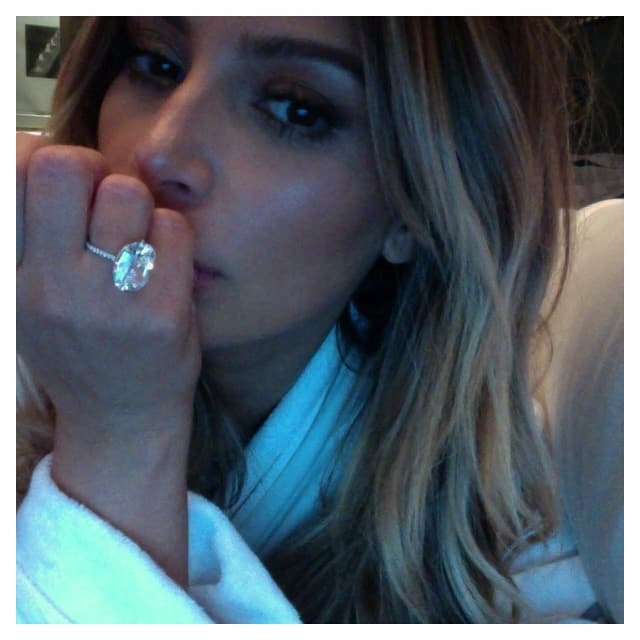 Una de estas piezas fue el anillo de compromiso con un diamante de 15 quilates de Lorraine Schwartz Diamonds & Fine Jewelry, que estaba valuado en 4 millones 500 mil dólares, y fue robado del cuarto de hotel en el que la empresaria se hospedaba en París.