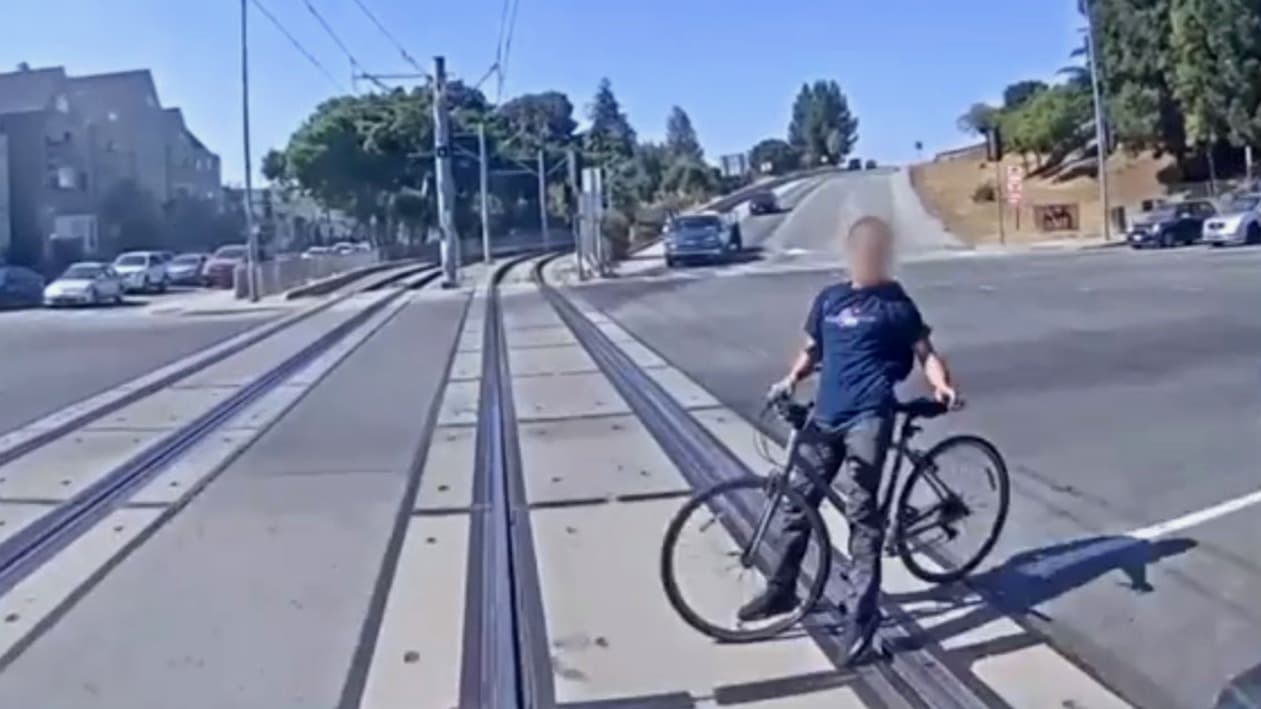 VTA pone en marcha operativo para multar a peatones y conductores que invadan las vías del tren ligero