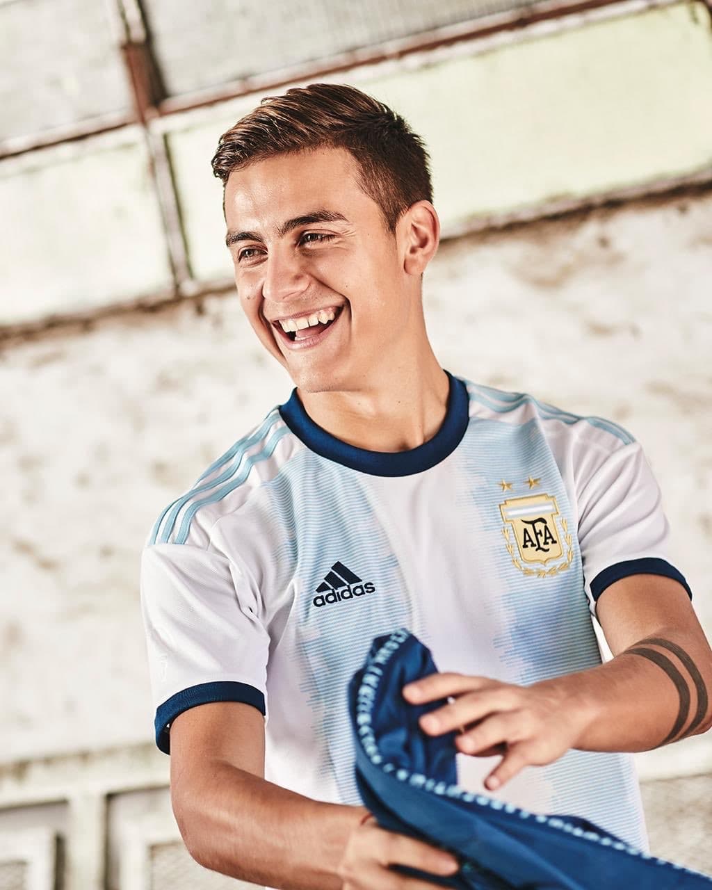Las franjas más gruesas, el azul naval y el blanco vuelven a ser los principales atractivos de la playera de la selección Argentina, cuyo lanzamiento tuvo a Lionel Messi, Paulo Dybala, Lautaro Martínez, Ángel Correa.