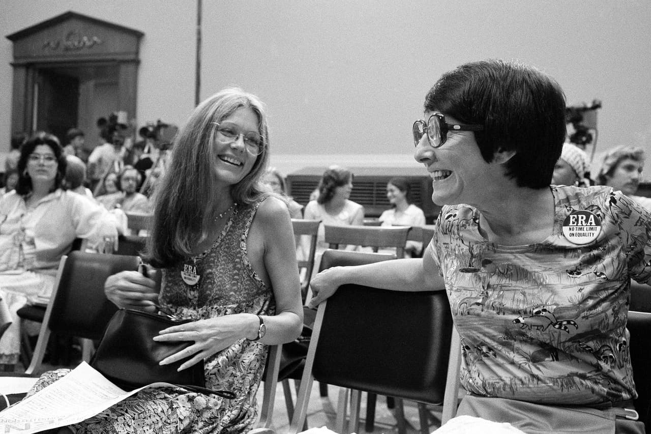 Después vino el regreso a Estados Unidos y, con él, el periodismo. Steinem empezó a escribir como independiente para distintos medios, entre ellos Esquire y The New York Times Magazine, además de publicaciones femeninas y extranjeras. La escritura sería, desde entonces, una de sus formas de entrar en las conversaciones que estaban cambiando.
<br>