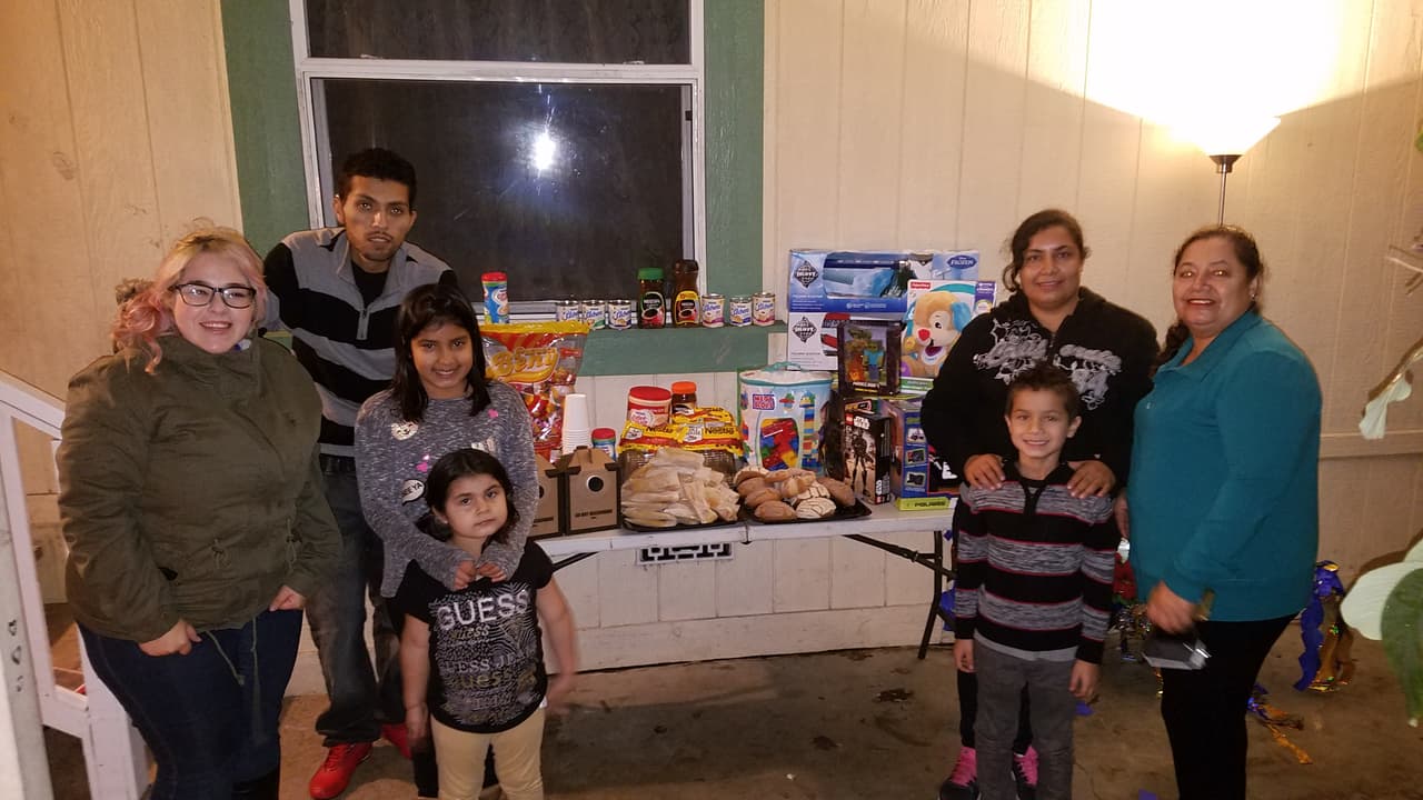 La familia Morales tuvo una feliz posada cortesía de 
<i>Nescafe Clasico, Nestle Coffee Mate, Nestle La Lechera </i>y
<i> Nestle Toll House.</i>