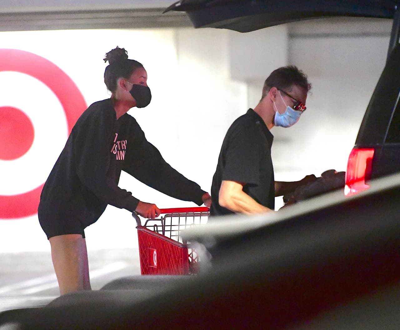 "Estuvieron 
<b>jugando y charlando</b> todo el tiempo. Obviamente, se están ayudando a levantarse el ánimo", dijo el informante.
<br>