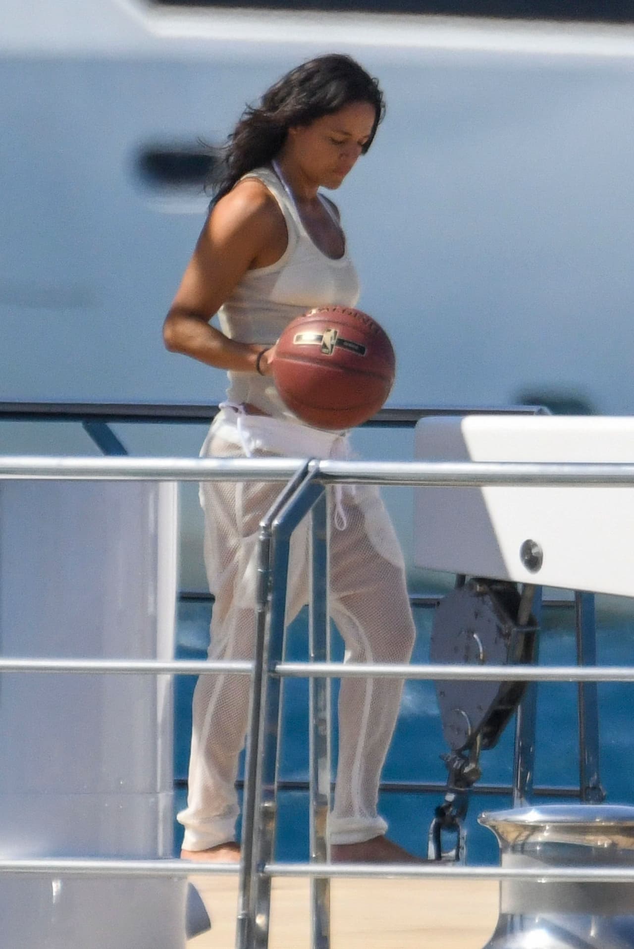 Una de las excéntricas amenidades del barco es que cuenta con un aro de básquetbol, por lo que ambas actrices mostraron sus mejores tiros.
<br>