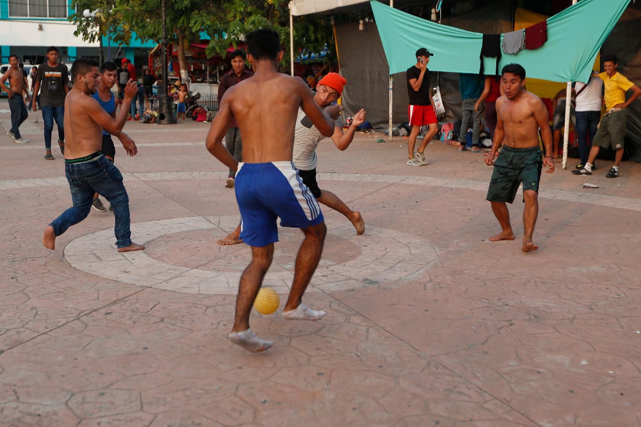 Un grupo de migrantes juega al fútbol en Escuintla, sitio en el que convergieron varias caravanas.
<br>
<br>