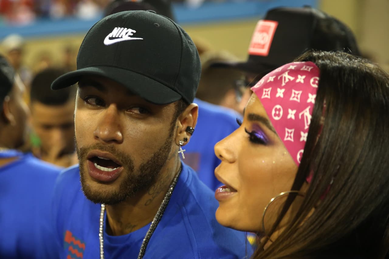 Neymar está en Brasil por la recuperación de su lesión pero ha sido noticia porque en el Carnaval de Bahía se le vio besándose con la cantante Rafaela Porto y ahora, en los últimos días, en el Carnaval de Río con Anitta. Todo mientras el PSG espera su mejoría.