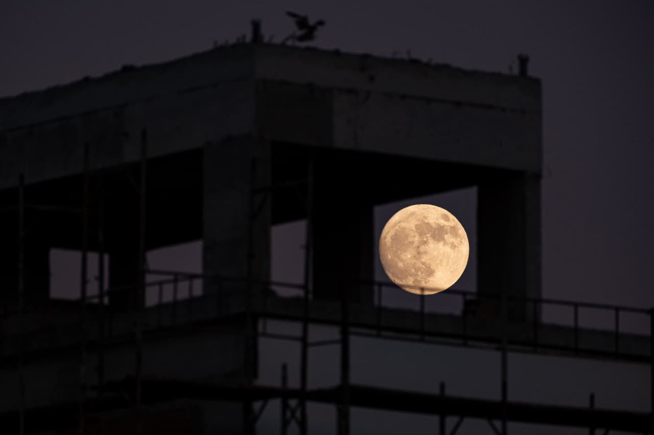 La superluna de ciervo no será la última en su tipo del año. La luna de esturión de la noche del 11 de agosto será la última del conjunto de cuatro de este año. Acá la imagen del cielo en Nicosia, la capital de Chipre, tomada este martes.