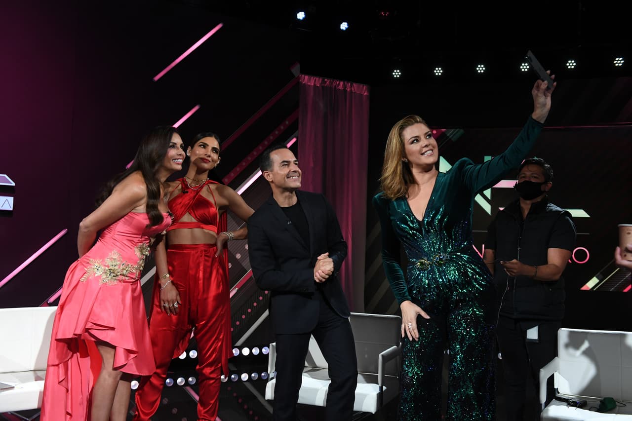 Por último la foto del recuerdo de los jueces de NBL 2007 con Giselle Blondet y Ale Espinoza. Una noche digna de recordar.