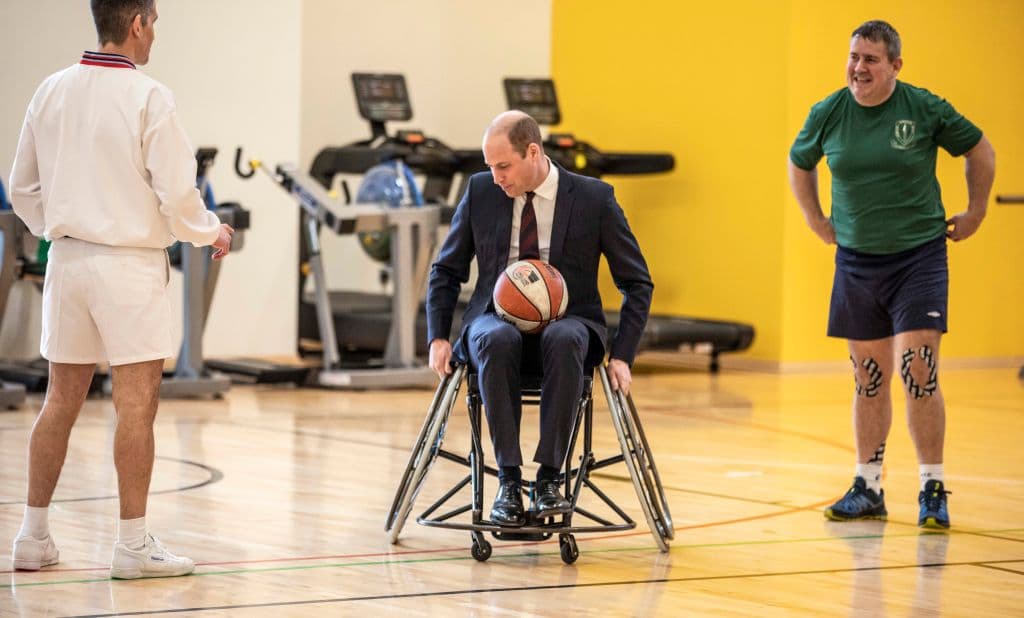 Durante la visita, el duque de Cambridge aprovechó para poner a prueba sus habilidades en básquetbol, al 
<b>montarse en una silla de ruedas</b> para intentar encestar, detalló 
<b><a href="https://www.dailymail.co.uk/femail/article-7991131/Kate-Middleton-joins-Prince-William-Prince-Charles-Camilla-rare-joint-engagement.html" target="_blank">Daily Mail</a></b>. 
<br>