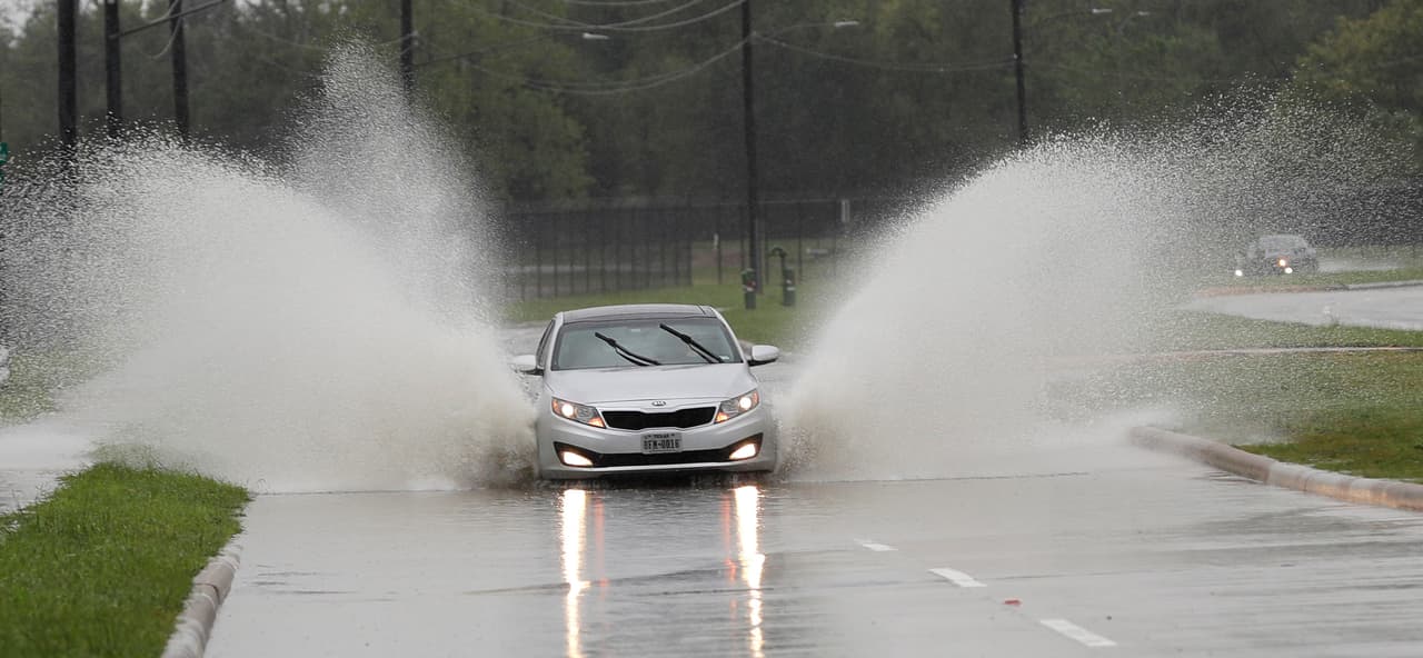 Las lluvias torrenciales de la depresión tropical Imelda se sintieron con tanta fuerza en Houston este jueves que
<a href="https://twitter.com/iah/status/1174715222977908736" target="_blank">el aeropuerto intercontinental George Bush anunció</a> que todos sus accesos estaban bloqueados por el agua y que
<b>muchos de los vuelos tenían retrasos hasta de tres horas y 41 minutos</b>. El alcalde de la ciudad,
<a href="https://twitter.com/SylvesterTurner/status/1174714831733231617" target="_blank">Sylvester Turner, recomendó</a> la mañana del jueves en su cuenta de Twitter que las personas se mantuvieran resguardadas durante las próximas horas, hasta que la circulación por las calles pudiera ser segura. Según un reporte de la agencia AP, más de 1,000 personas han sido rescatadas en Houston, sobre todo al este del condado Harris.